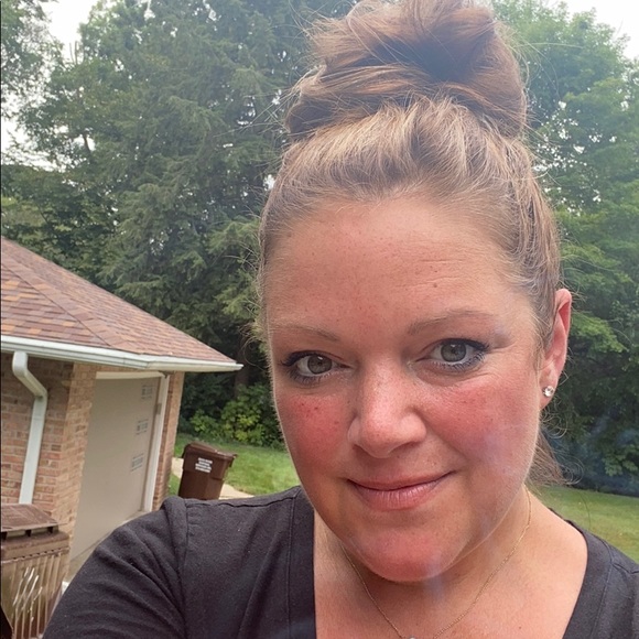 Meet your Posher, Jenn - Picture 1 of 1